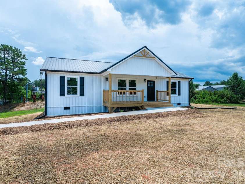 2059 Bailey Drive, Hickory, NC 28601.  MLS# CAR4400109, YatesRealty ID 37874. 