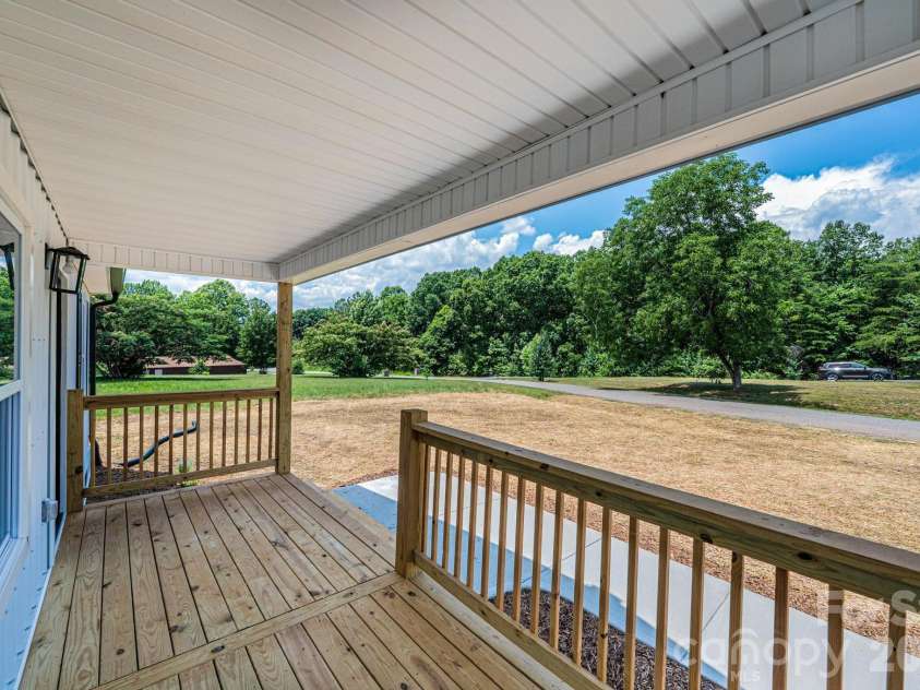 2059 Bailey Drive, Hickory, NC 28601.  MLS# CAR4400109, YatesRealty ID 37874. 