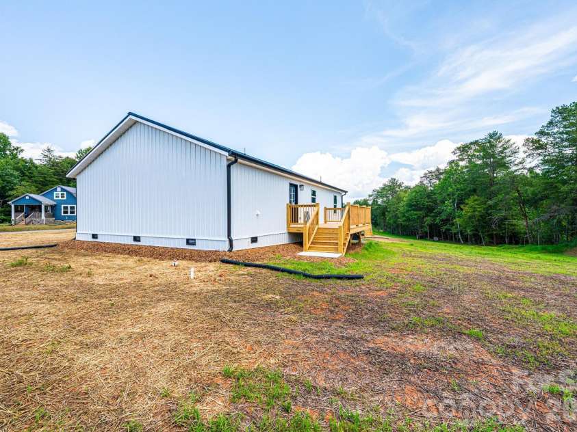 2059 Bailey Drive, Hickory, NC 28601.  MLS# CAR4400109, YatesRealty ID 37874. 