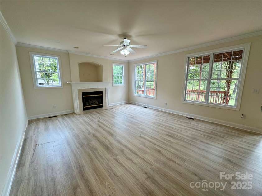 6316 Glengarrie Lane, Huntersville, NC 28078.  MLS# CAR4247118, YatesRealty ID 3788. Family room 