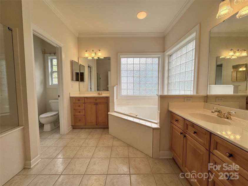 6316 Glengarrie Lane, Huntersville, NC 28078.  MLS# CAR4247118, YatesRealty ID 3788. Primary bath