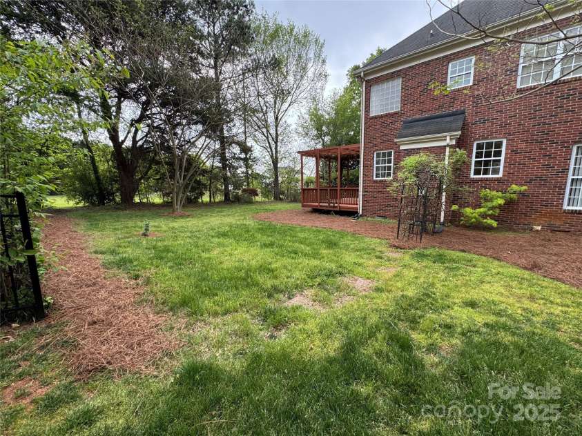 6316 Glengarrie Lane, Huntersville, NC 28078.  MLS# CAR4247118, YatesRealty ID 3788. Side yard behind the driveway