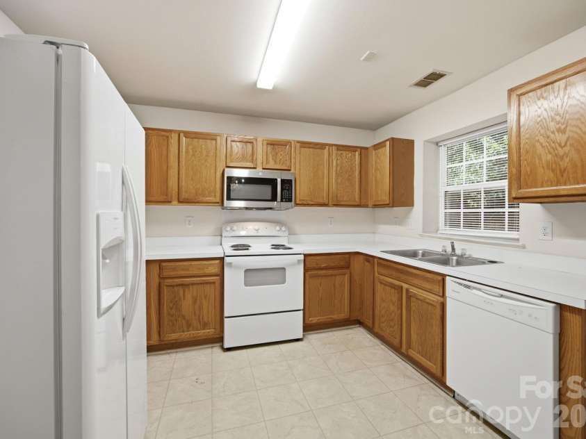 129 Winding Canyon Drive, Charlotte, NC 28214.  MLS# CAR4397556, YatesRealty ID 37892. 
