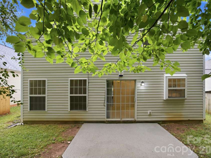 129 Winding Canyon Drive, Charlotte, NC 28214.  MLS# CAR4397556, YatesRealty ID 37892. 