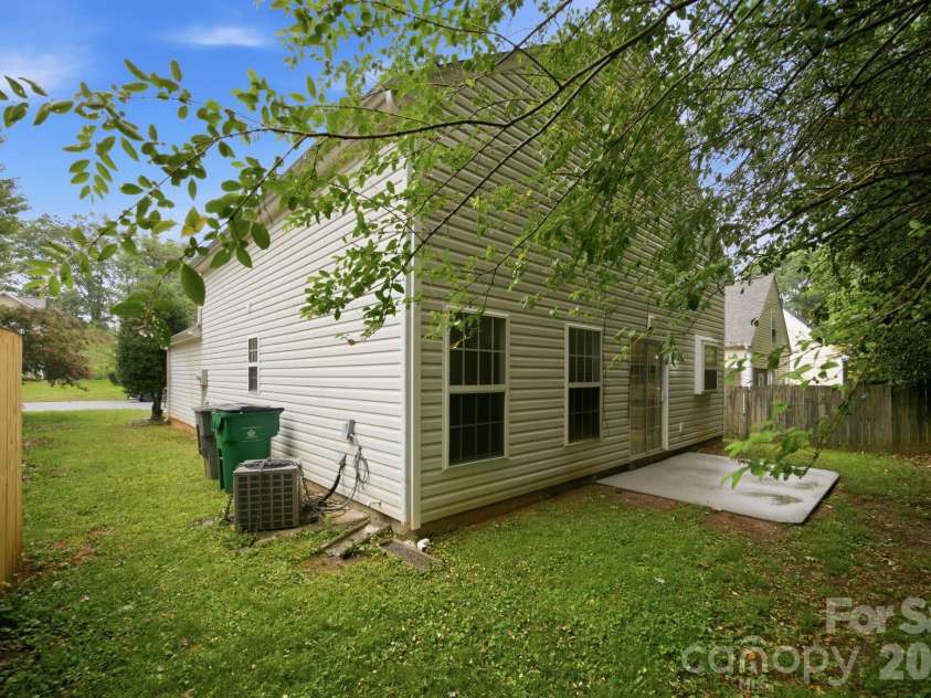 129 Winding Canyon Drive, Charlotte, NC 28214.  MLS# CAR4397556, YatesRealty ID 37892. 