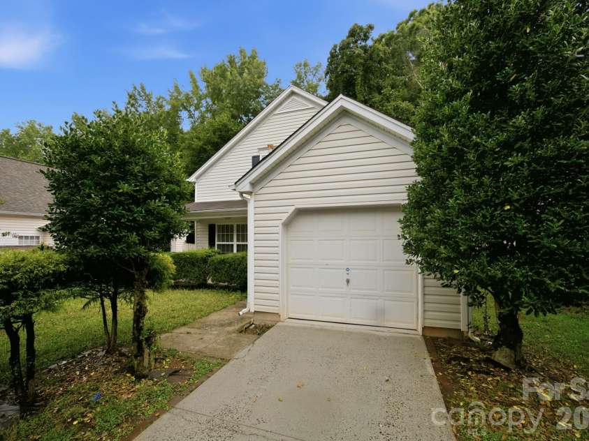 129 Winding Canyon Drive, Charlotte, NC 28214.  MLS# CAR4397556, YatesRealty ID 37892. 