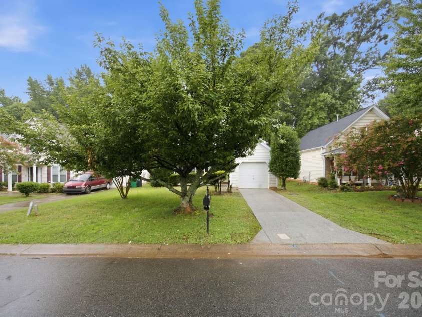 129 Winding Canyon Drive, Charlotte, NC 28214.  MLS# CAR4397556, YatesRealty ID 37892. 