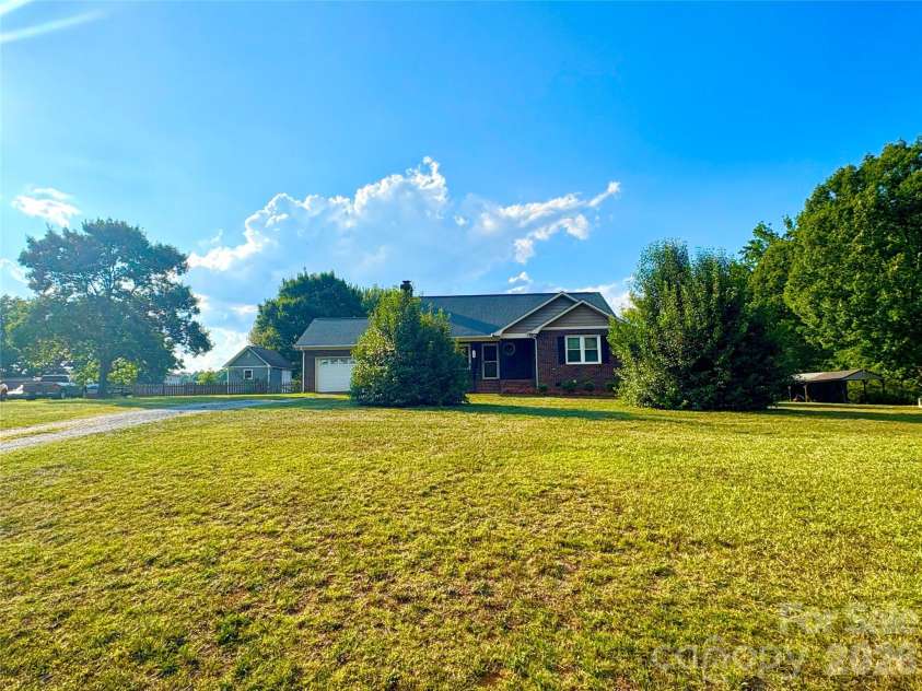 4105 Salem Pointe Drive, Monroe, NC 28110.  MLS# CAR4402300, YatesRealty ID 37893. 