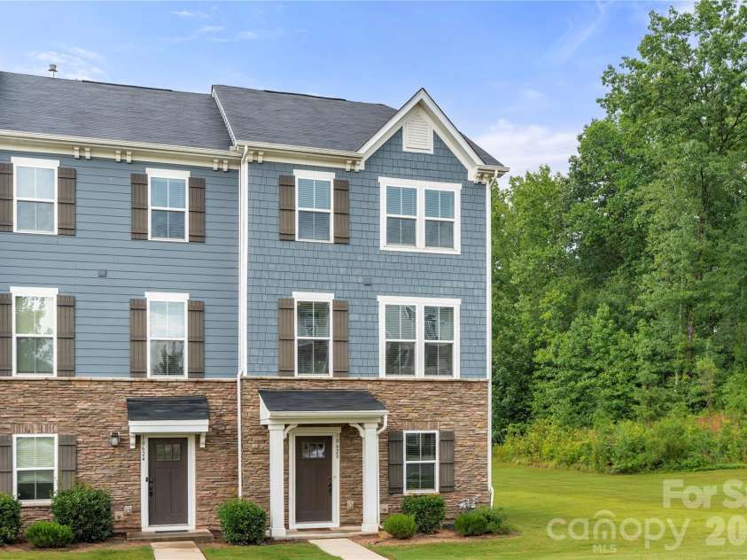 10620 Overlook Mountain Drive, Charlotte, NC 28216.  MLS# CAR4403101, YatesRealty ID 37895. 