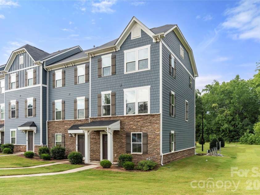 10620 Overlook Mountain Drive, Charlotte, NC 28216.  MLS# CAR4403101, YatesRealty ID 37895. 