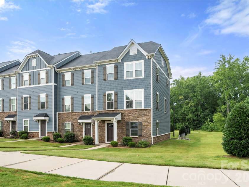 10620 Overlook Mountain Drive, Charlotte, NC 28216.  MLS# CAR4403101, YatesRealty ID 37895. 