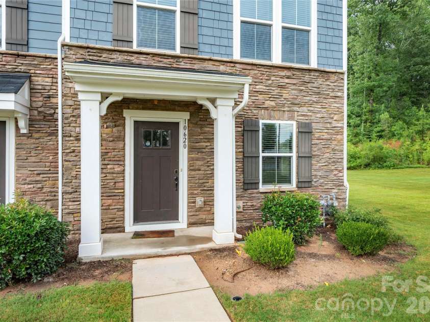 10620 Overlook Mountain Drive, Charlotte, NC 28216.  MLS# CAR4403101, YatesRealty ID 37895. 