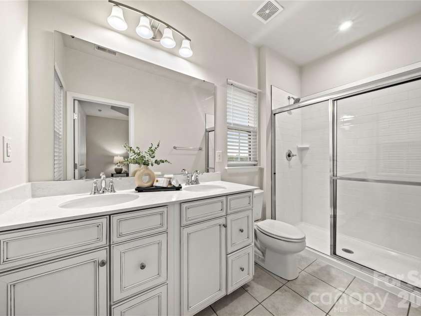 10620 Overlook Mountain Drive, Charlotte, NC 28216.  MLS# CAR4403101, YatesRealty ID 37895. 