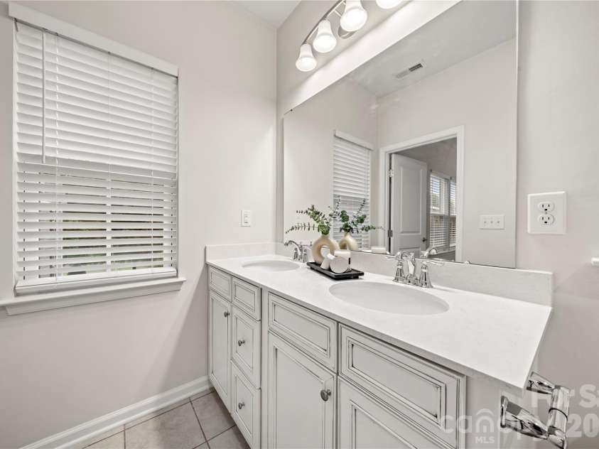 10620 Overlook Mountain Drive, Charlotte, NC 28216.  MLS# CAR4403101, YatesRealty ID 37895. 