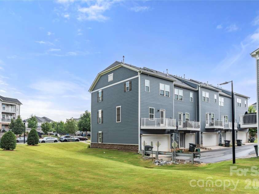 10620 Overlook Mountain Drive, Charlotte, NC 28216.  MLS# CAR4403101, YatesRealty ID 37895. 