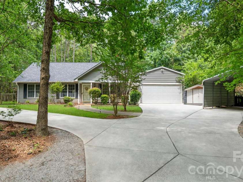 8003 Hope Lane, Waxhaw, NC 28173.  MLS# CAR4402955, YatesRealty ID 37898. 