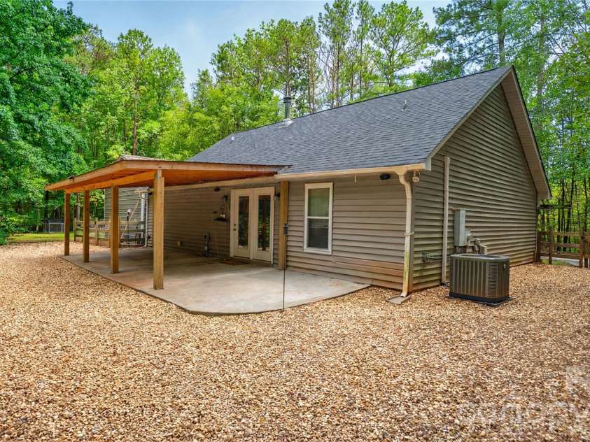 8003 Hope Lane, Waxhaw, NC 28173.  MLS# CAR4402955, YatesRealty ID 37898. 