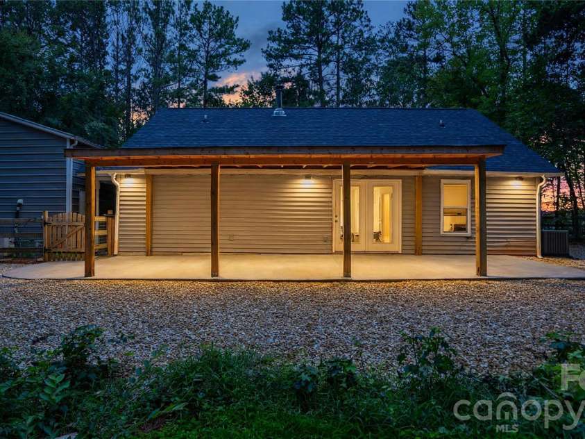 8003 Hope Lane, Waxhaw, NC 28173.  MLS# CAR4402955, YatesRealty ID 37898. 