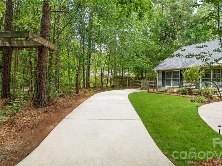 8003 Hope Lane, Waxhaw, NC 28173.  MLS# CAR4402955, YatesRealty ID 37898. 