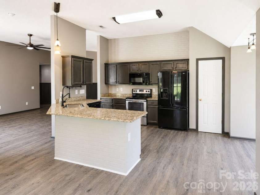 2855 Eagle View Place, Concord, NC 28027.  MLS# CAR4399165, YatesRealty ID 37899. Modern kitchen 1/4