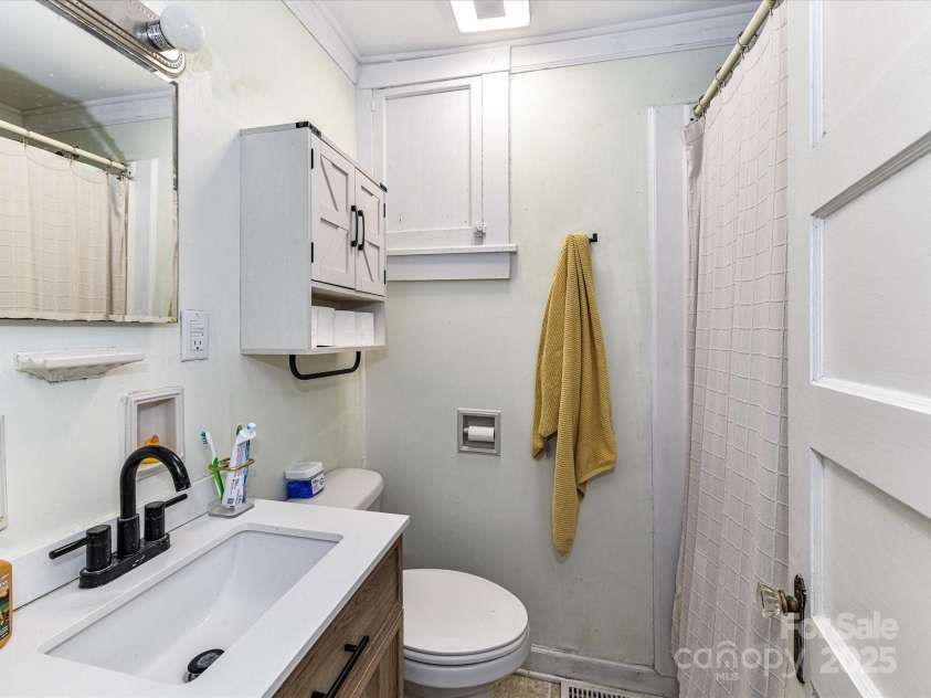 214 Elm Street, Wingate, NC 28174.  MLS# CAR4227263, YatesRealty ID 3790. 1st Floor Full Bath