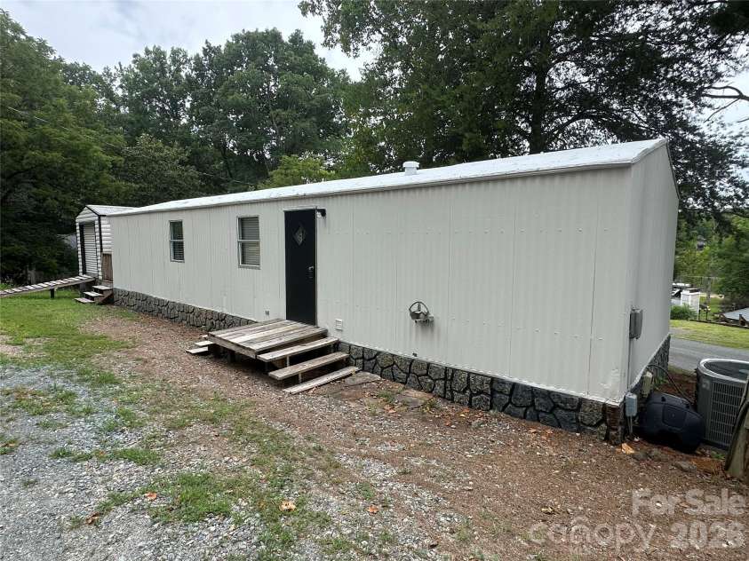 535 Lake Shore Drive, New London, NC 28127.  MLS# CAR4403928, YatesRealty ID 37902. 