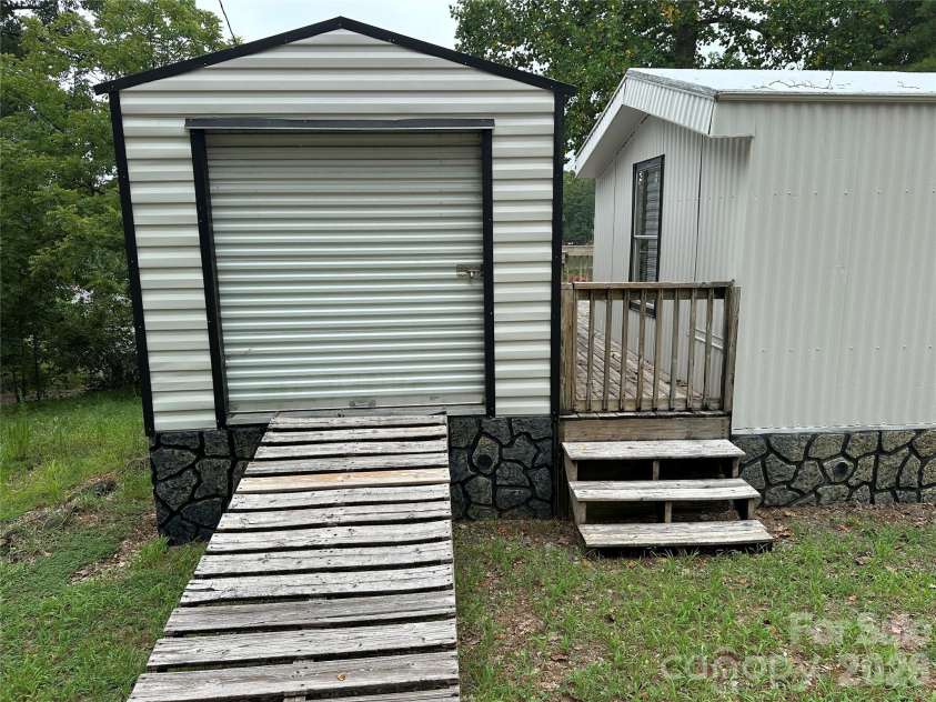 535 Lake Shore Drive, New London, NC 28127.  MLS# CAR4403928, YatesRealty ID 37902. 