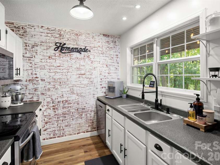 354 Boulder View Drive, Flat Rock, NC 28731.  MLS# CAR4403258, YatesRealty ID 37905. 
