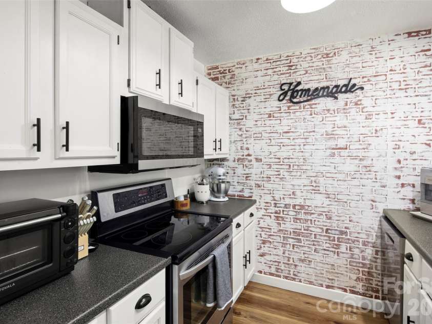 354 Boulder View Drive, Flat Rock, NC 28731.  MLS# CAR4403258, YatesRealty ID 37905. 