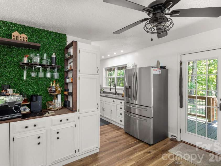 354 Boulder View Drive, Flat Rock, NC 28731.  MLS# CAR4403258, YatesRealty ID 37905. Coffee bar