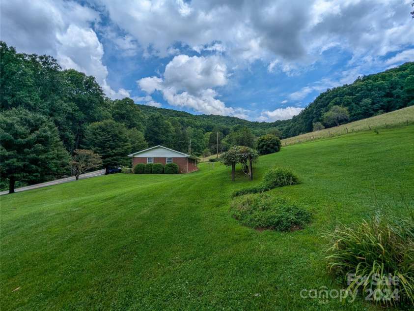 1524 Seven Mile Ridge Road, Burnsville, NC 28714.  MLS# CAR4166192, YatesRealty ID 3791. 