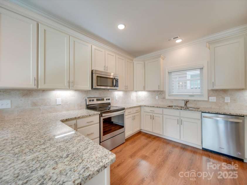 15334 Birkdale Commons Parkway, Huntersville, NC 28078.  MLS# CAR4207665, YatesRealty ID 3791. Kitchen