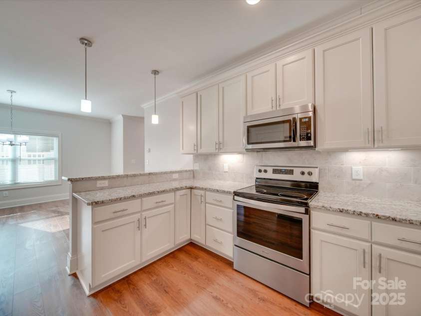 15334 Birkdale Commons Parkway, Huntersville, NC 28078.  MLS# CAR4207665, YatesRealty ID 3791. Kitchen