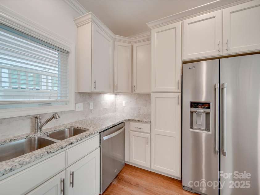 15334 Birkdale Commons Parkway, Huntersville, NC 28078.  MLS# CAR4207665, YatesRealty ID 3791. Kitchen