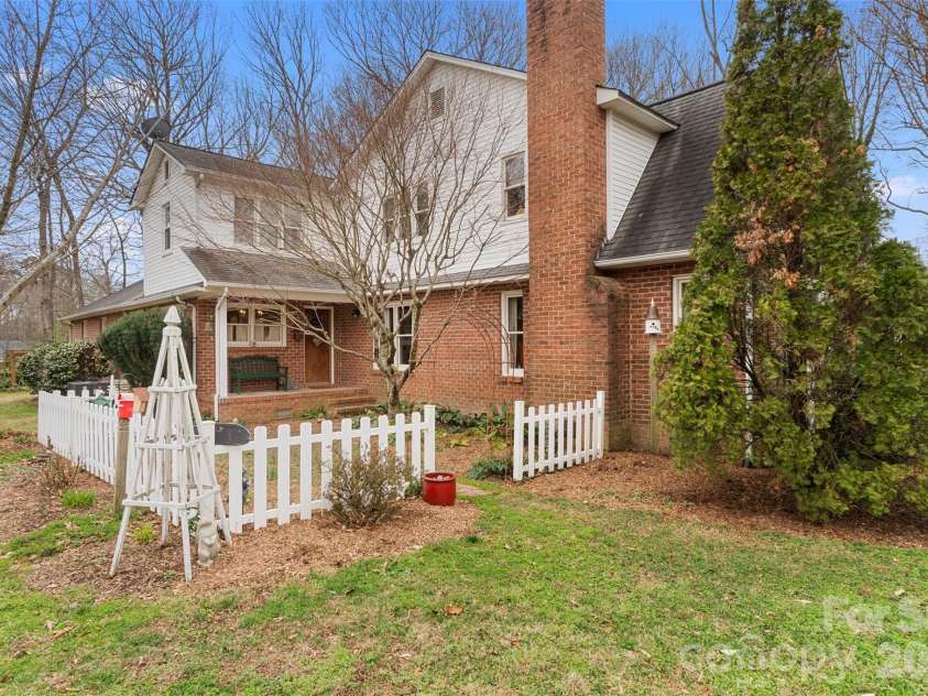 1615 Eastwood Drive, Kannapolis, NC 28081.  MLS# CAR4347467, YatesRealty ID 3791. Side Garden