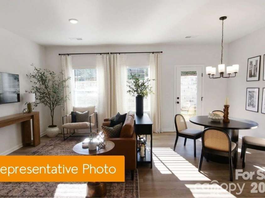 5714 Ringneck Road, Charlotte, NC 28216.  MLS# CAR4404837, YatesRealty ID 37915. Family room/Dinning room