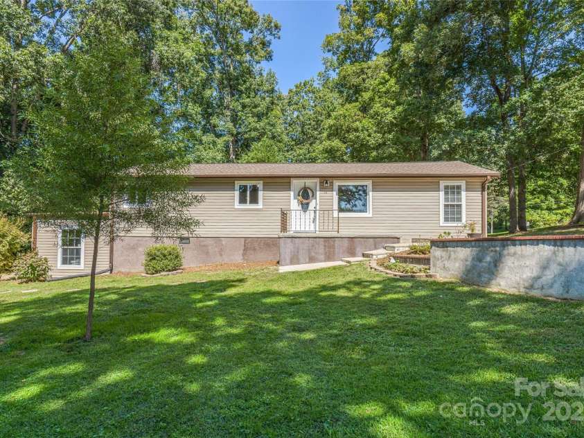 425 Lyndhurst Drive, Hendersonville, NC 28791.  MLS# CAR4302136, YatesRealty ID 3792. 