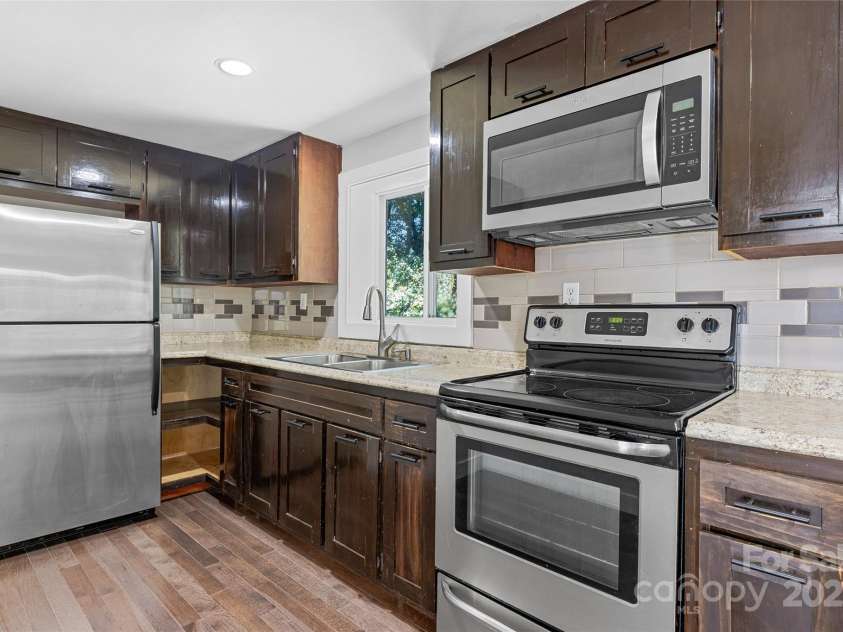 425 Lyndhurst Drive, Hendersonville, NC 28791.  MLS# CAR4302136, YatesRealty ID 3792. 