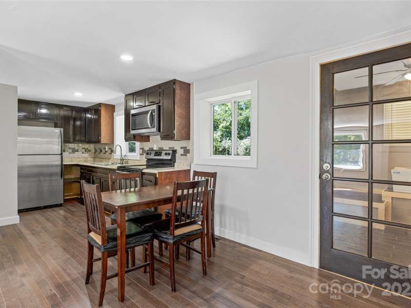 425 Lyndhurst Drive, Hendersonville, NC 28791.  MLS# CAR4302136, YatesRealty ID 3792. 