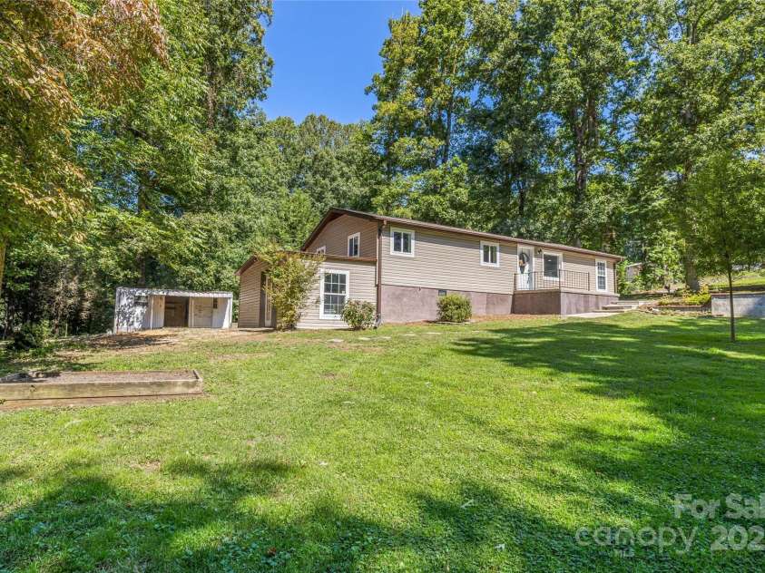 425 Lyndhurst Drive, Hendersonville, NC 28791.  MLS# CAR4302136, YatesRealty ID 3792. 