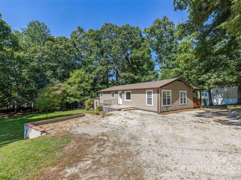 425 Lyndhurst Drive, Hendersonville, NC 28791.  MLS# CAR4302136, YatesRealty ID 3792. 