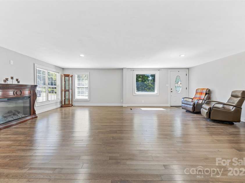 425 Lyndhurst Drive, Hendersonville, NC 28791.  MLS# CAR4302136, YatesRealty ID 3792. 