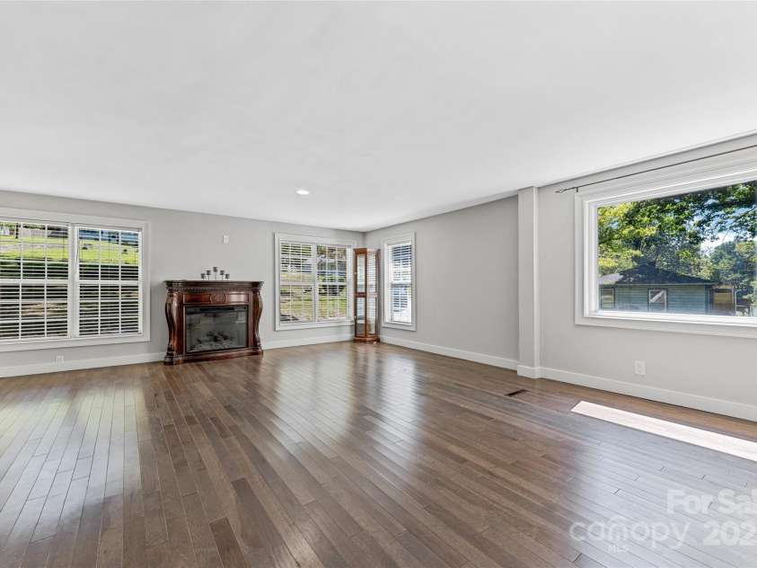 425 Lyndhurst Drive, Hendersonville, NC 28791.  MLS# CAR4302136, YatesRealty ID 3792. 