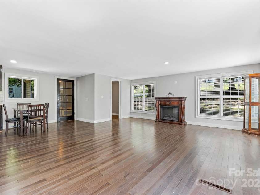 425 Lyndhurst Drive, Hendersonville, NC 28791.  MLS# CAR4302136, YatesRealty ID 3792. 