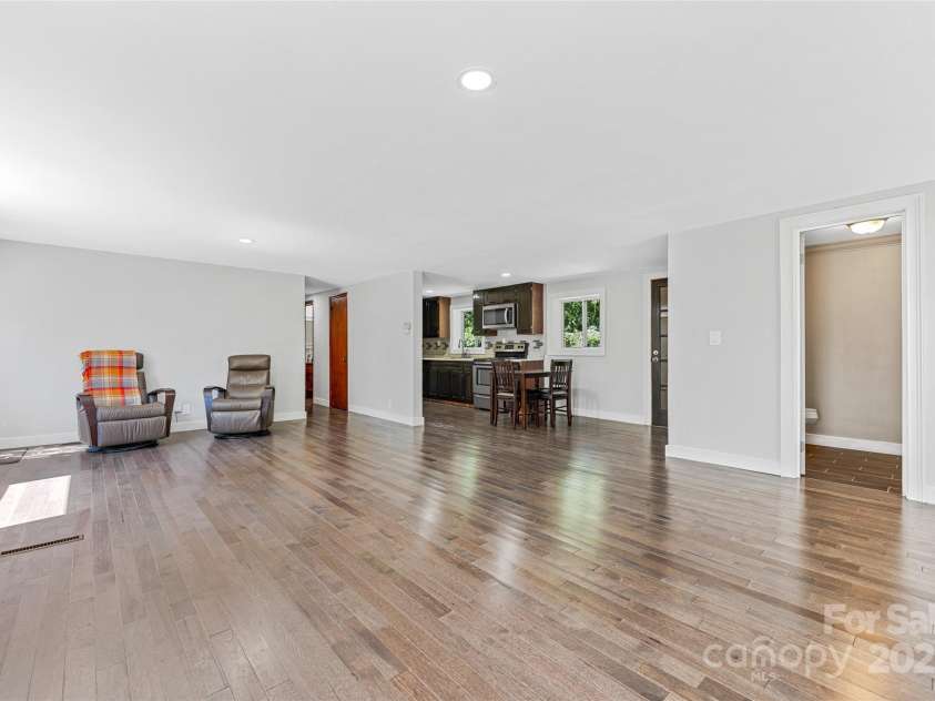 425 Lyndhurst Drive, Hendersonville, NC 28791.  MLS# CAR4302136, YatesRealty ID 3792. 