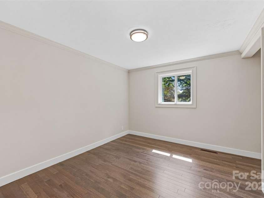 425 Lyndhurst Drive, Hendersonville, NC 28791.  MLS# CAR4302136, YatesRealty ID 3792. 