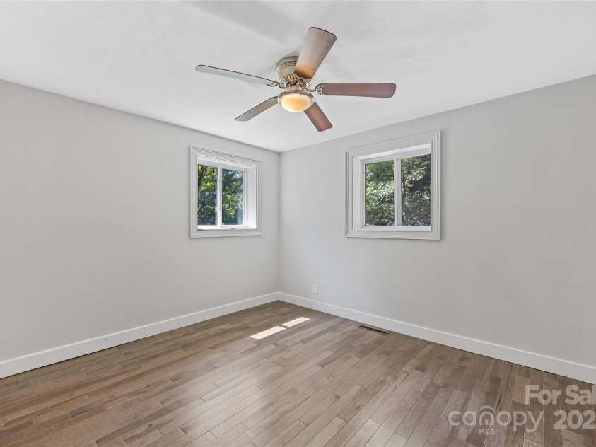 425 Lyndhurst Drive, Hendersonville, NC 28791.  MLS# CAR4302136, YatesRealty ID 3792. 