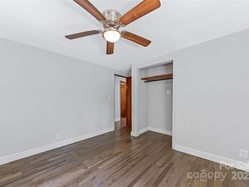 425 Lyndhurst Drive, Hendersonville, NC 28791.  MLS# CAR4302136, YatesRealty ID 3792. 