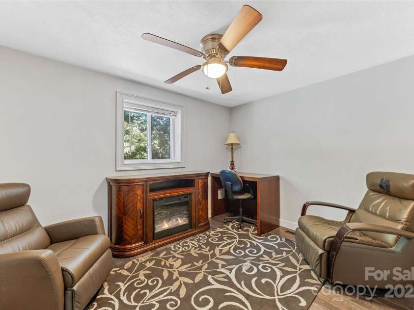 425 Lyndhurst Drive, Hendersonville, NC 28791.  MLS# CAR4302136, YatesRealty ID 3792. 