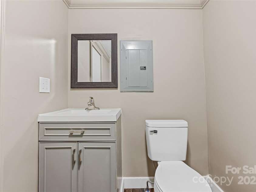 425 Lyndhurst Drive, Hendersonville, NC 28791.  MLS# CAR4302136, YatesRealty ID 3792. 